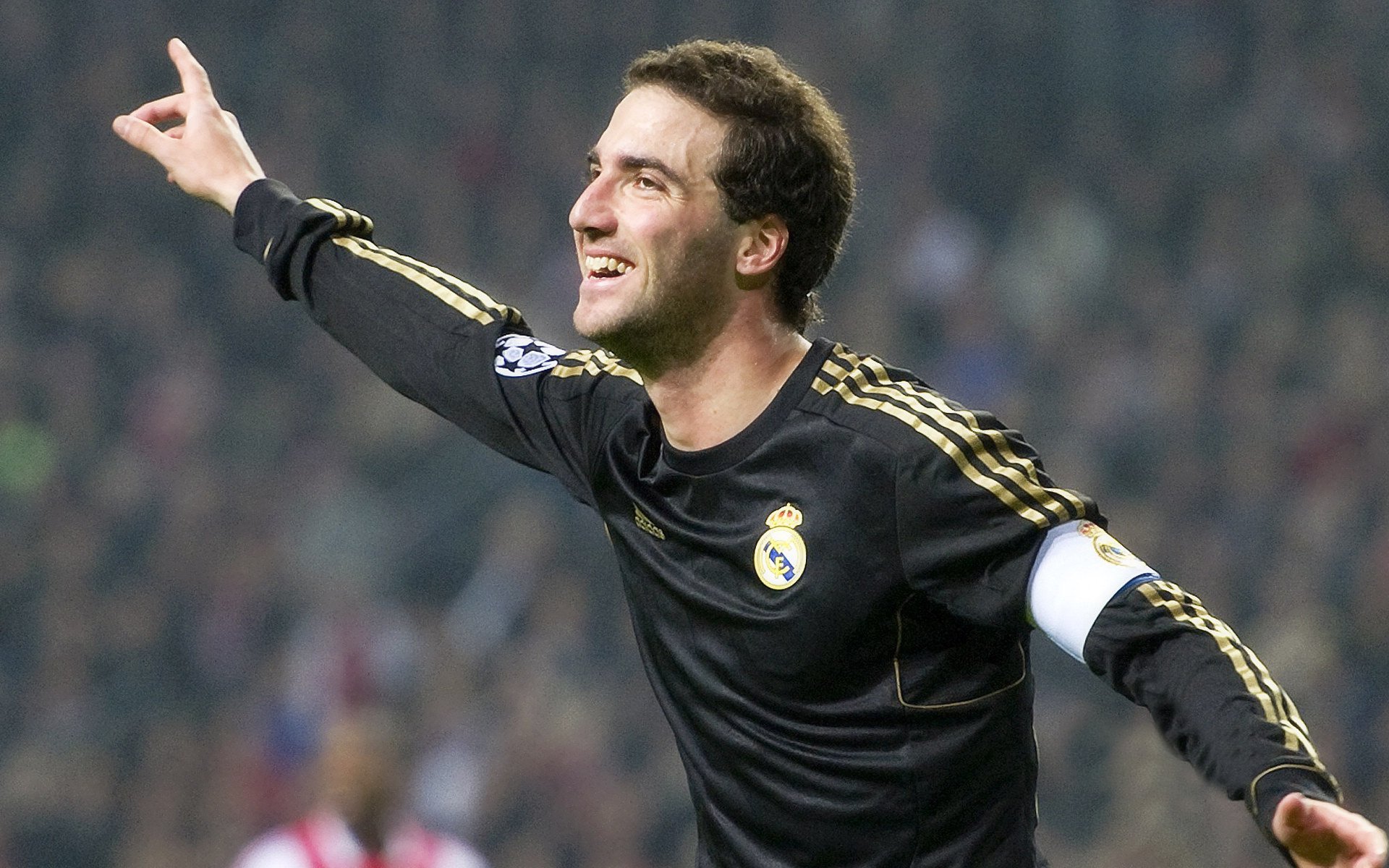 阿根廷球队在南美洲锦标赛上夺冠，全队欢呼，南美足球阿根廷